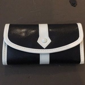 NWOT jewelry roll, holds a LOT!